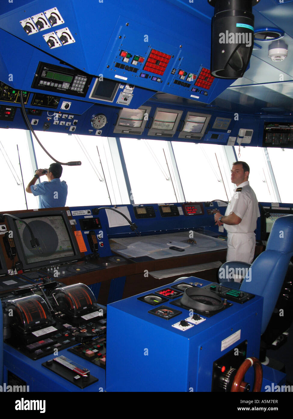 Ponte di nave da crociera Diamond Princess con high tech apparecchiature di navigazione Foto Stock