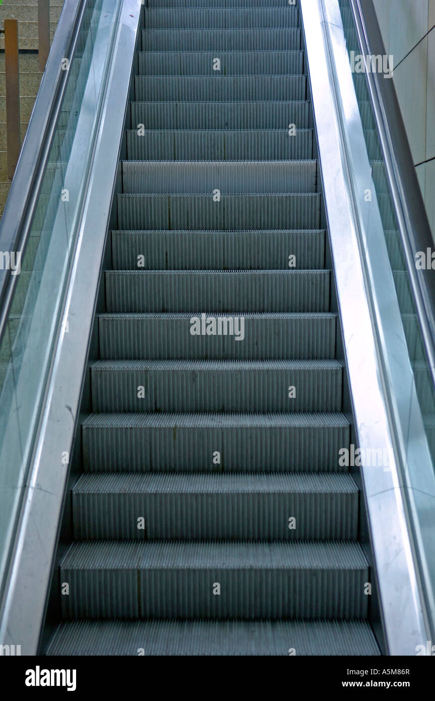 Automatische Rolltreppe Treppe Laufband aufwärts Escalator simbolo Symbolfoto symbolisch Symbolik simbolico simbolo concetto bildlic Foto Stock