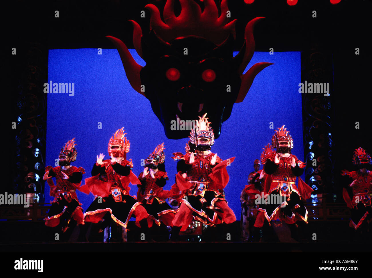 Xian della dinastia Tang ballerini nelle prestazioni della Via della Seta dal Shaanxi canzone Dance Troupe Foto Stock