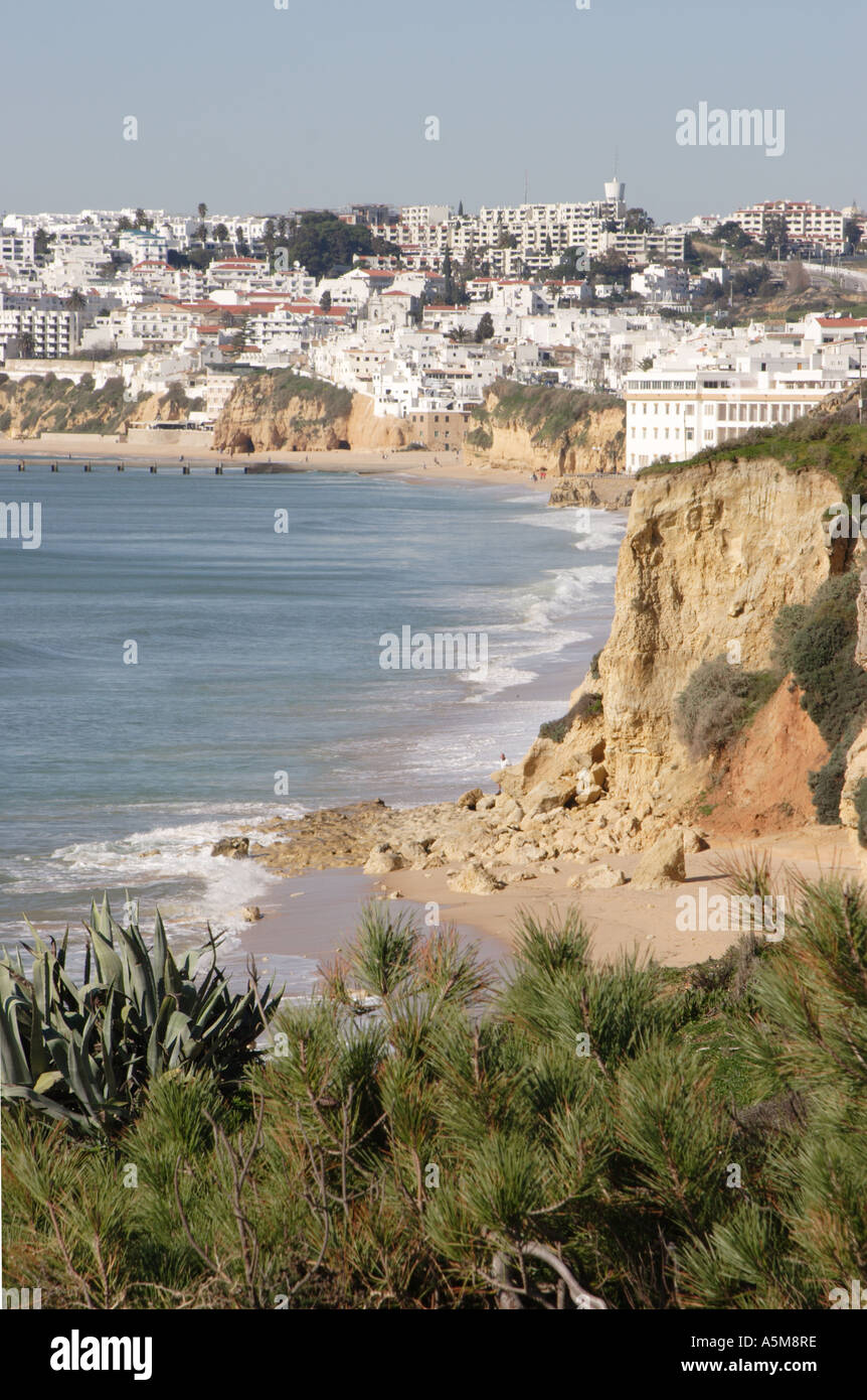 In cima alla scogliera e spiagge di sabbia lungo la linea di riva a Albufeira Algarve Portogallo Foto Stock