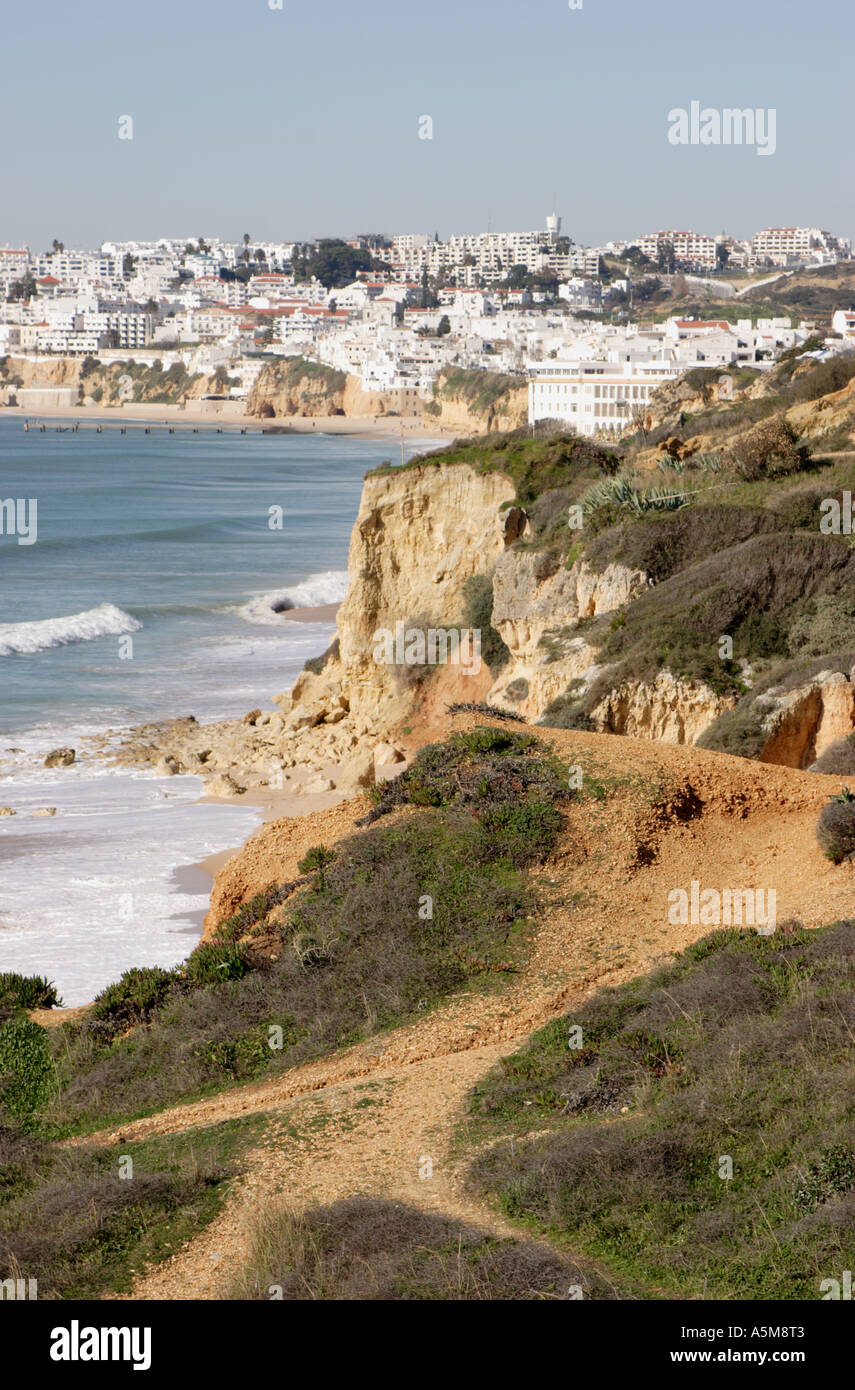 In cima alla scogliera di percorsi e di spiagge di sabbia lungo la linea di riva a Albufeira Algarve Portogallo Foto Stock