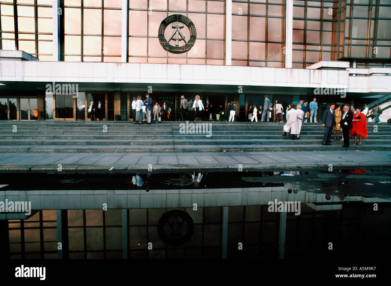 Berlino GERMANIA fronte dell'ex 'tedesco orientale' edificio governativo 'Palast die Republik' 'Palazzo della Repubblica' moderno G.D.R. 1960s design dell'edificio Foto Stock
