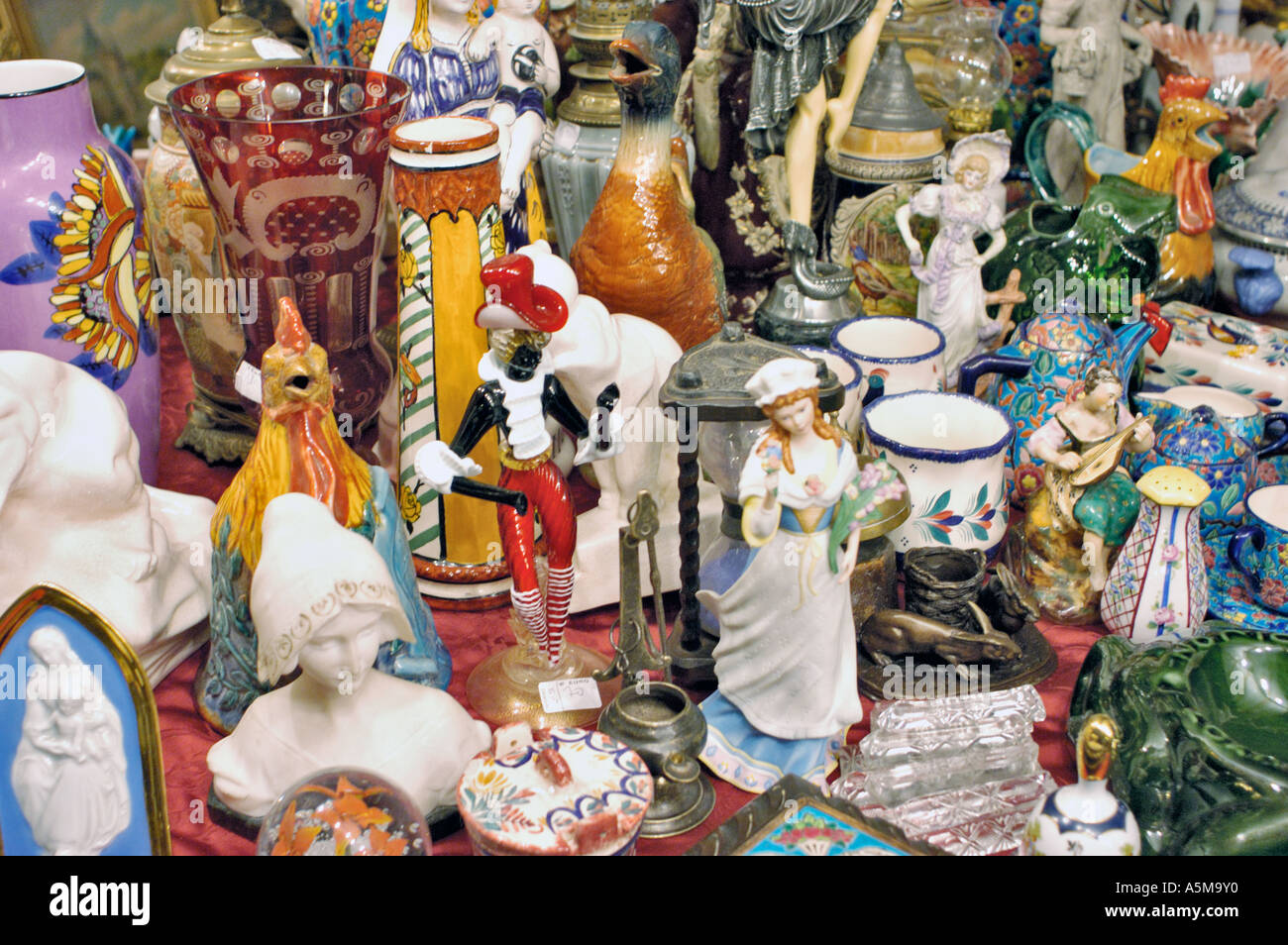 Parigi Francia, Shopping Brocante 'Beni di seconda mano' oggetti in vendita  cimeli souvenir francesi Antiquariato, mercato d'epoca Foto stock - Alamy