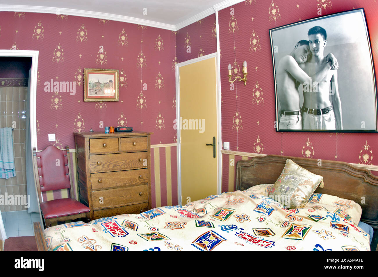 Decorazione interna Camera da letto in appartamento piano Red Wallpaper, miglioramento della casa, mobili riciclati, interni design 50s Foto Stock