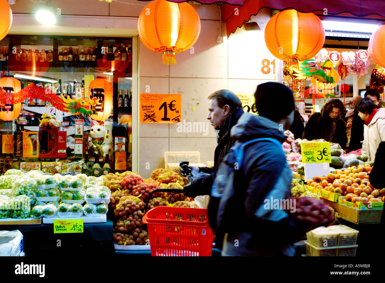 Paris France Chinese Supermarket all'esterno di Chinatown, "The Big Store", "lit Up" Night People Shopping Front, negozio multietnico di Street food, Foto Stock