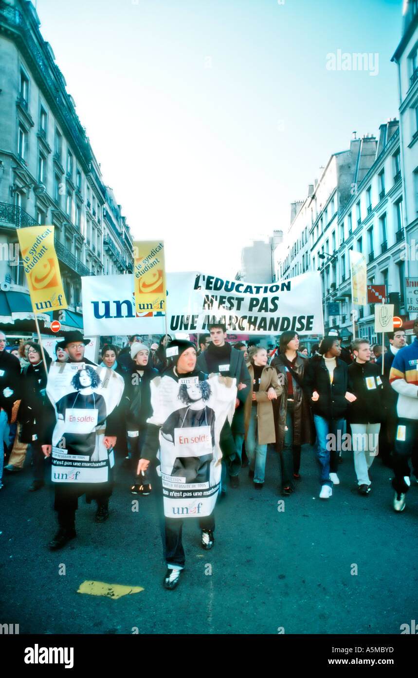 Parigi Francia, grande folla di persone dimostrazione di adolescenti francesi in marcia contro W.T.O Organizzazione Mondiale del commercio dell'Unione studentesca G-8 Nazioni, segni Foto Stock