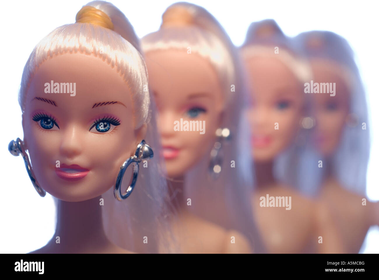 Quattro clone come bambole in una fila decending concentrarsi sullo sfondo bianco Foto Stock