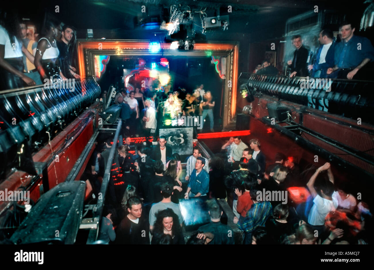 Parigi Francia, giovani adulti che ballano insieme nel "Folies Pigalle" Teens Nightclub club club "dance floor » club crowd Foto Stock