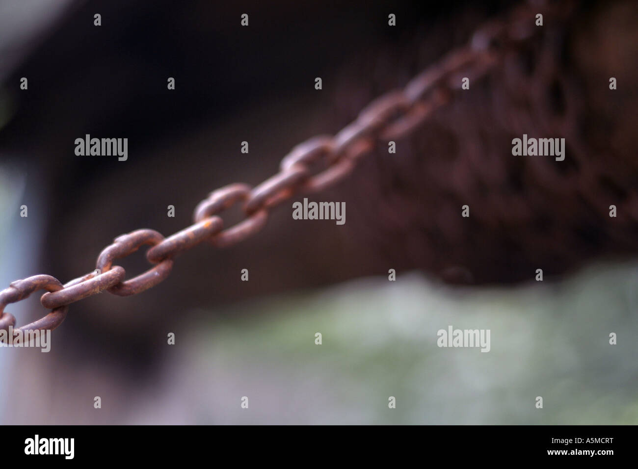 Rusty vecchia catena attaccata al vecchio pozzo, campagna Polonia Foto Stock