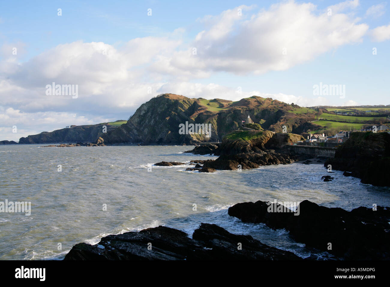 Ilfracombe Devon settentrionale del litorale, verso il punto di faro rotante con St Nicholas cappella. Foto Stock