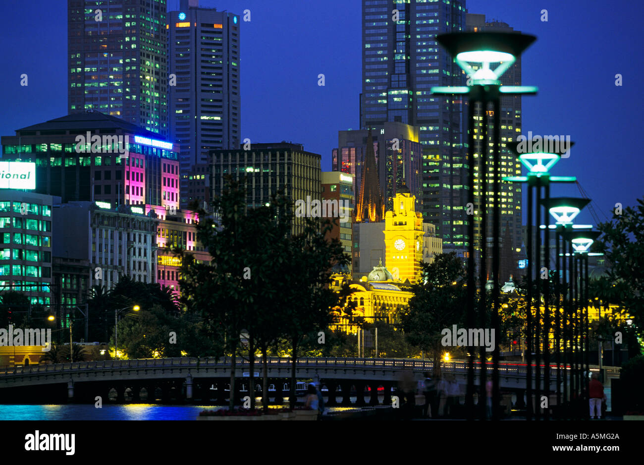 Melbourne dal Southbank Promenade, Victoria, Australia, orizzontale Foto Stock