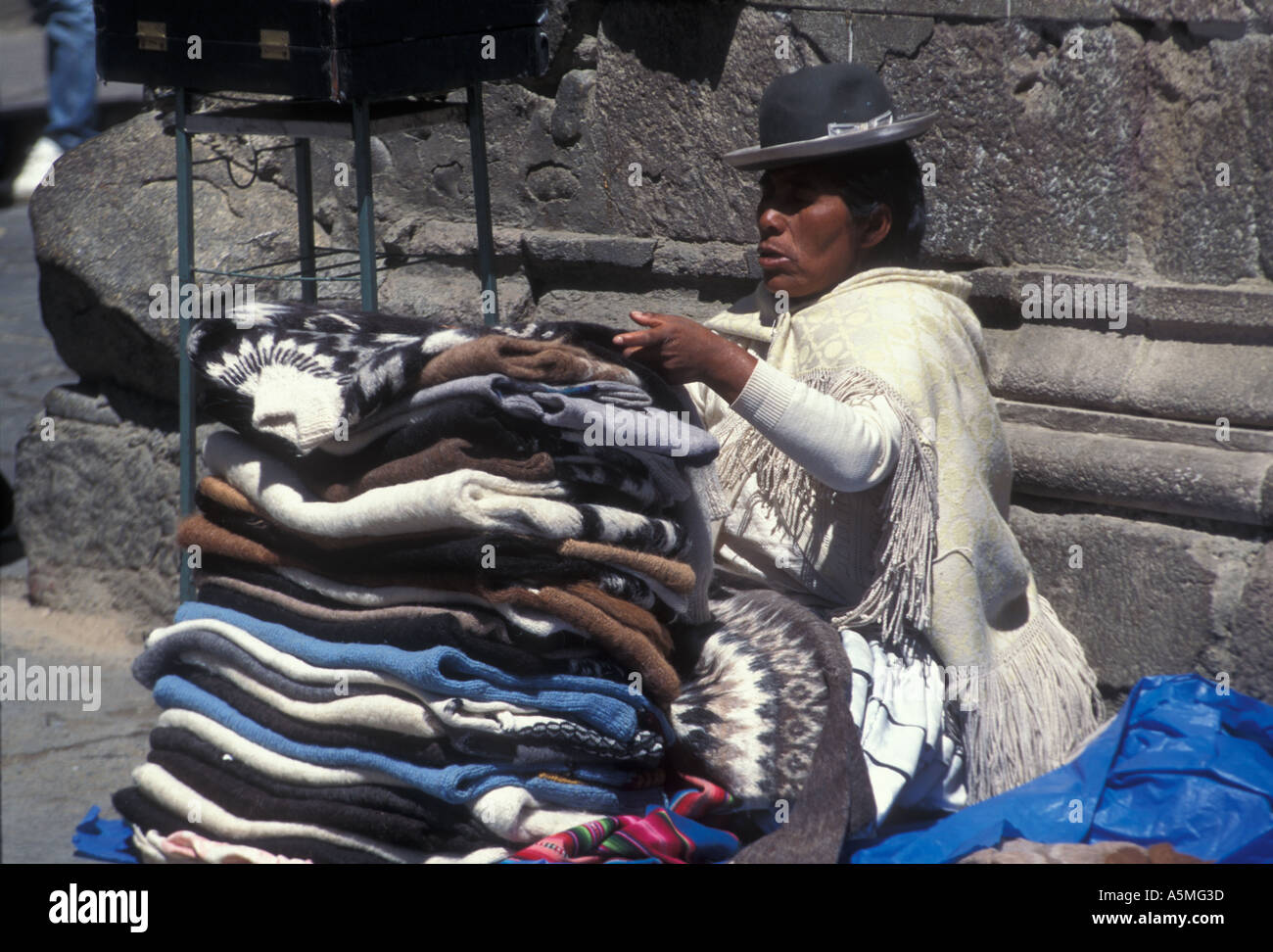 Cholita donna indiana da Altiplano con cappello bowler vendita di lana di  Alpaca maglioni sulla strada di La Paz capitale della Bolivia Foto stock -  Alamy