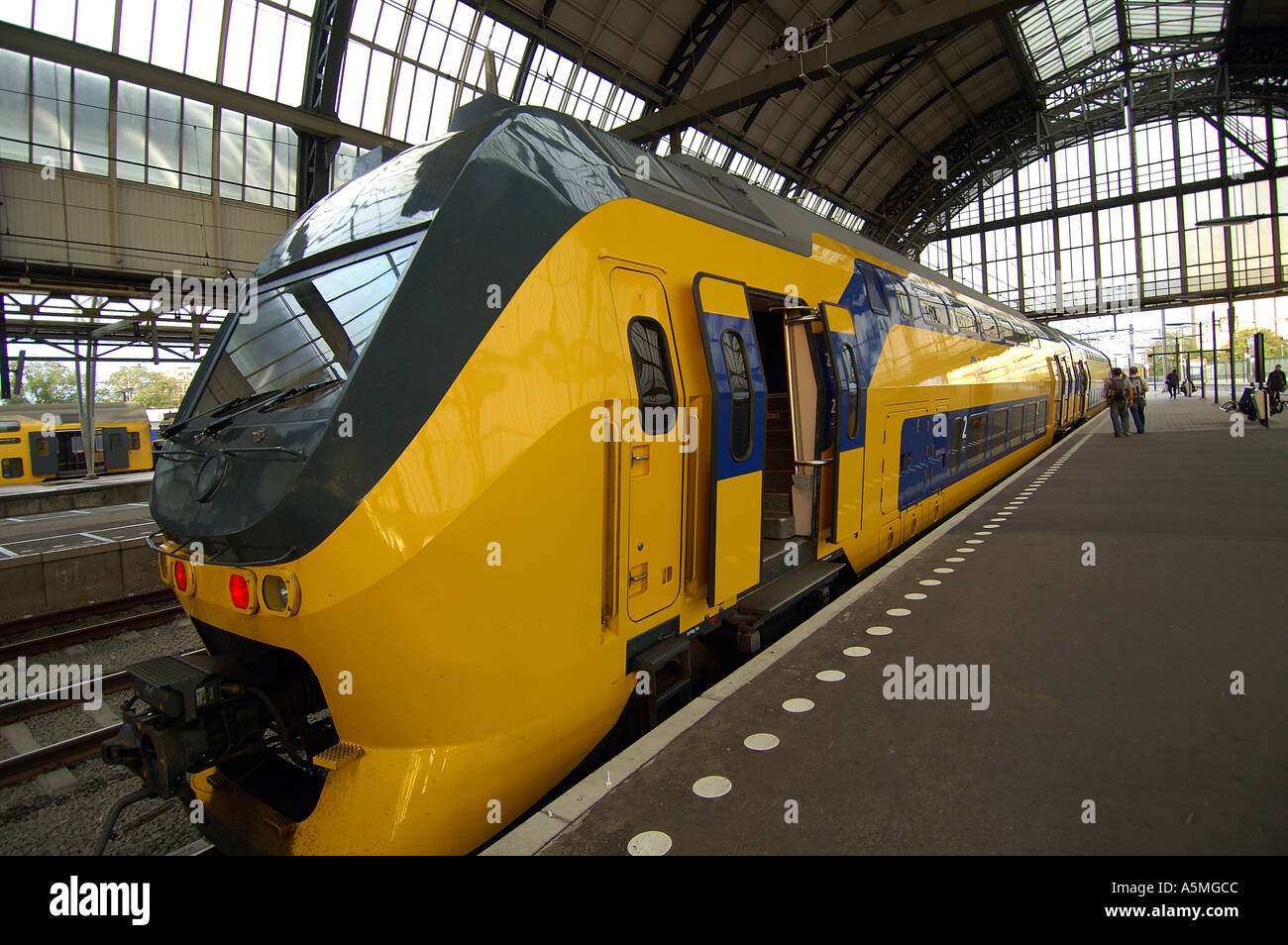 RAJ98777 moderno treno di colore giallo a Colonia Koln Stazione Ferroviaria Centrale Germania Europa Foto Stock