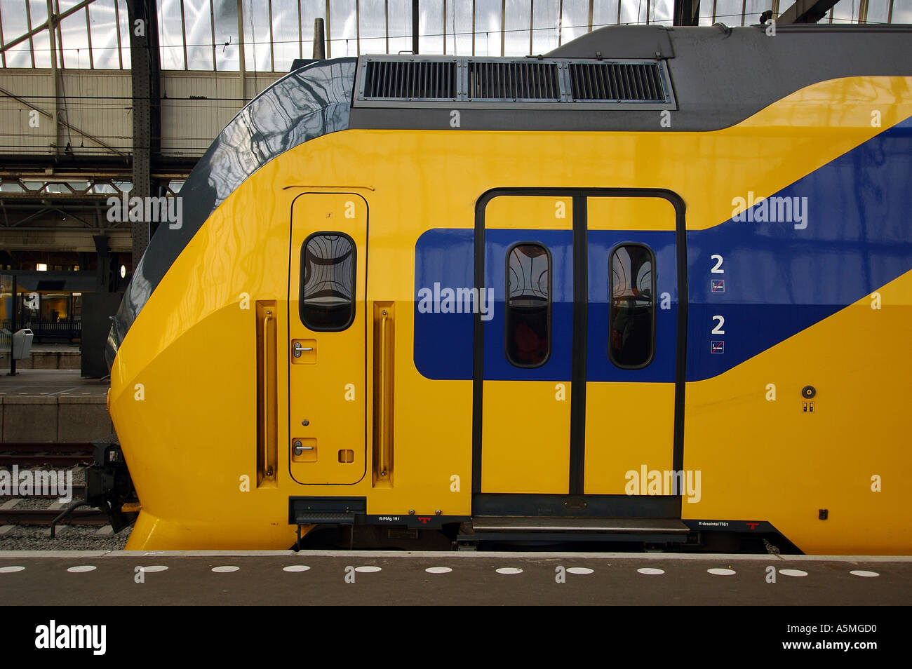 RAJ98778 moderno treno di colore giallo a Colonia Koln Stazione Ferroviaria Centrale Germania Europa Foto Stock