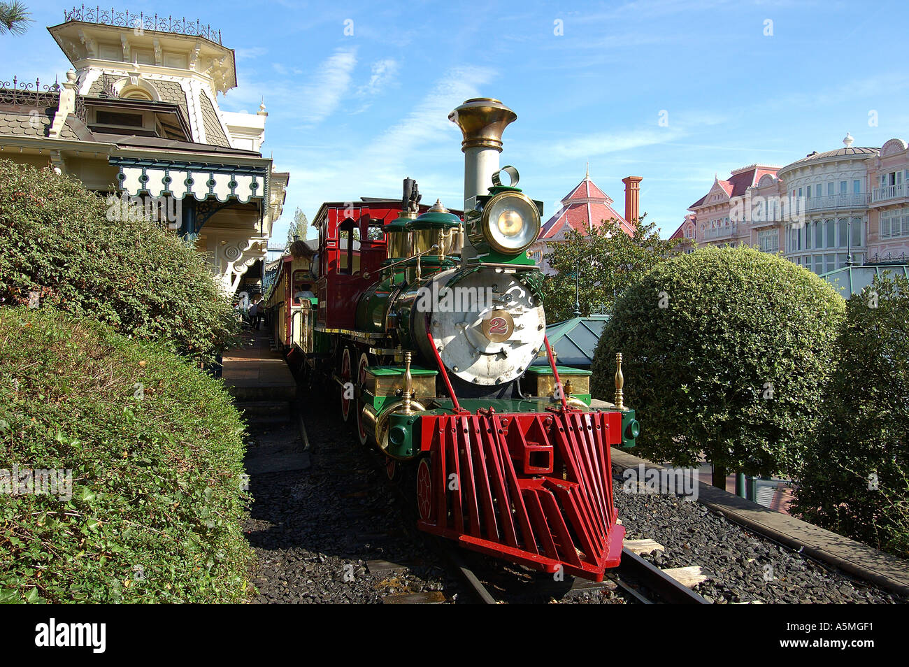 Locomotiva a vapore Mini Train con griglia in ferro rosso e corpo verde al Disney Land Paris France Europe Foto Stock