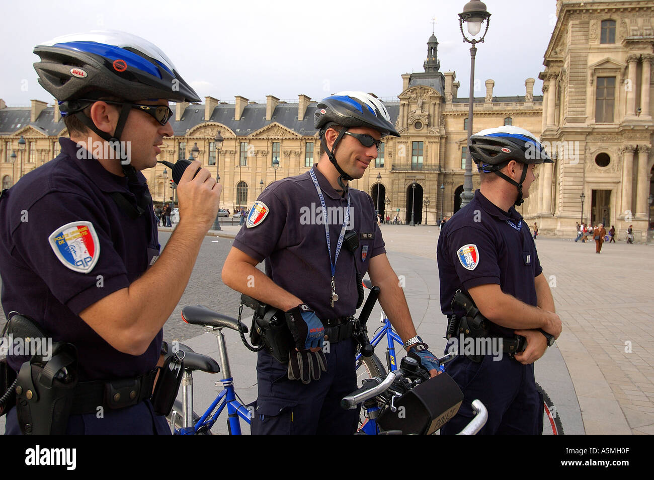 Tre uomini di polizia francesi per le strade di Parigi Francia Europa Foto Stock