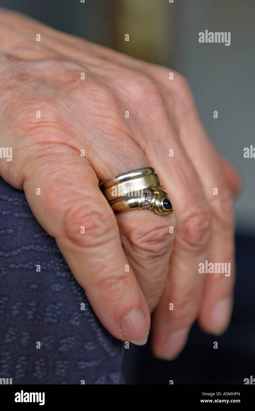 Frau alt Seniorin mano Couchlehne Sessellehne Sofalehne Ringe Schmuck Witwe Foto Stock