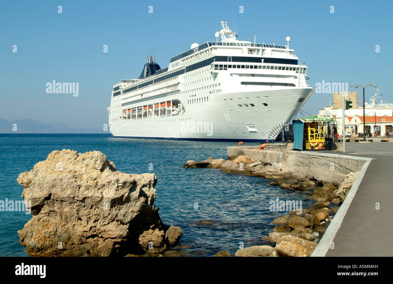 Kreuzfahrtschiff im Hafen crociera al porto Kreuzfahrtschiff nave da crociera Seefahrt Schiffsreise Urlaub Übersee turismo tran Foto Stock