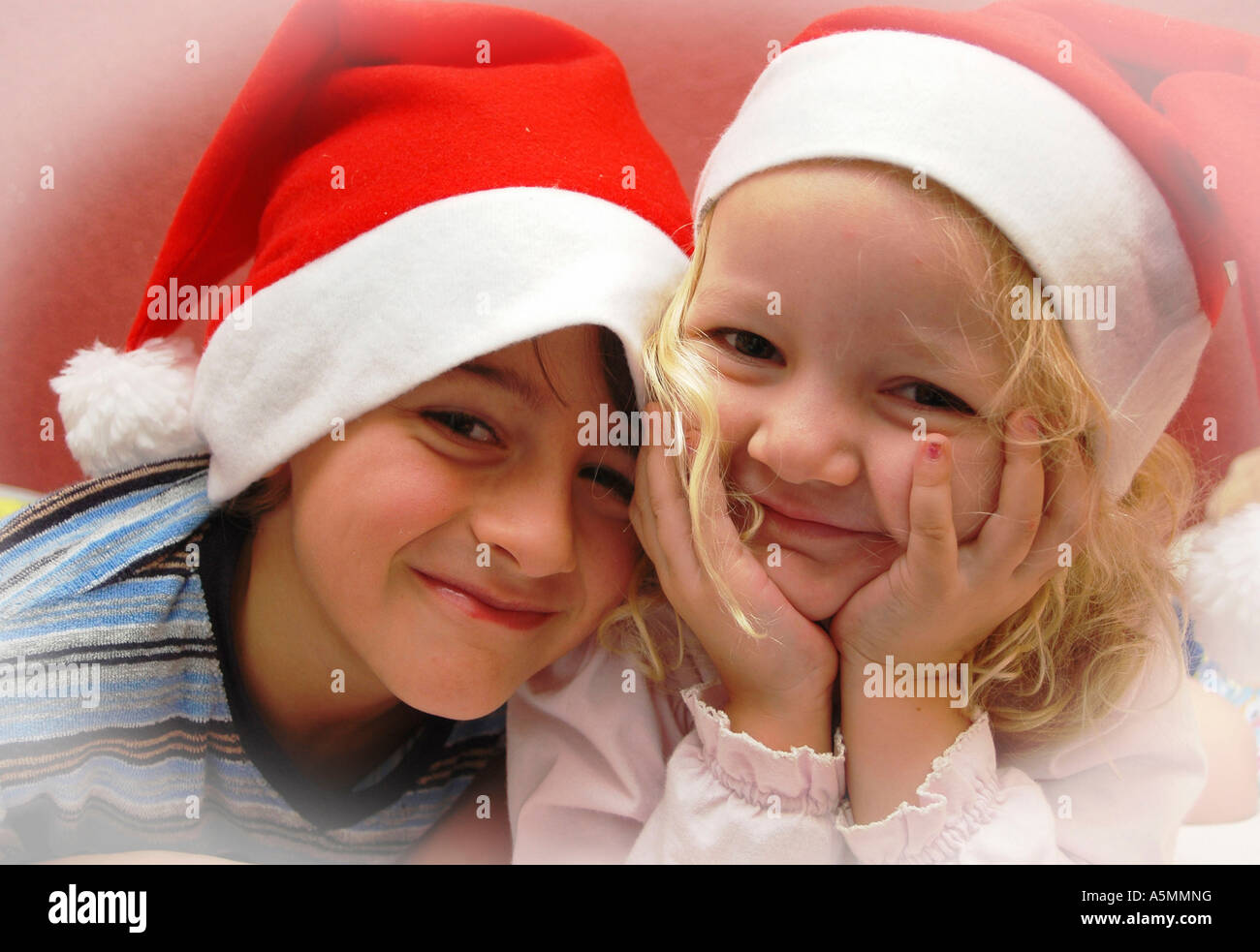 Zwei Kinder mit Weihnachtsmütze bambini con cappello di Natale tipo Menschen Mensch Personen Leute persone jung kindlich Kinder tipo Foto Stock