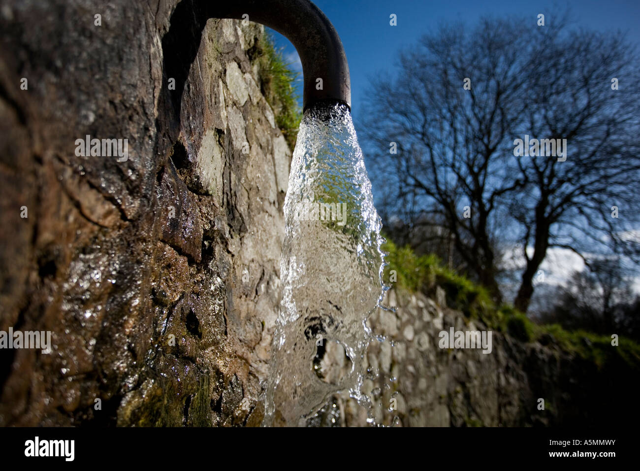 Acqua minerale che sgorga da un tubo nella Malvern Hills WORCESTERSHIRE REGNO UNITO Foto Stock