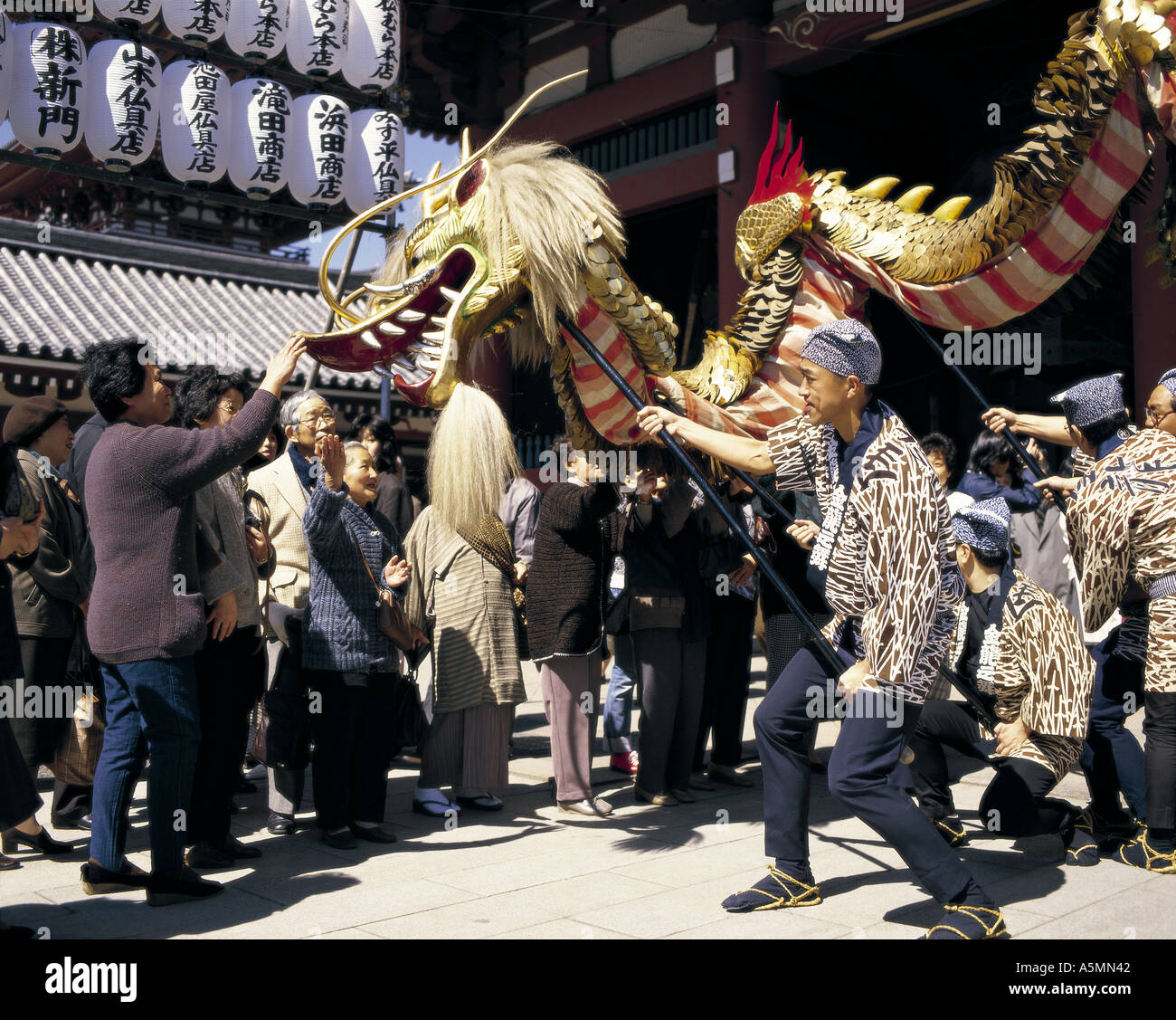 Golden Dragon festival al Tempio di Asakusa Tokyo Giappone Foto Stock