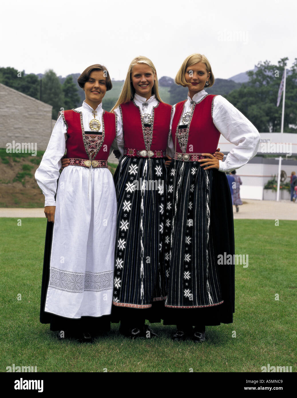 Norwegian donne in costume nazionale Foto Stock