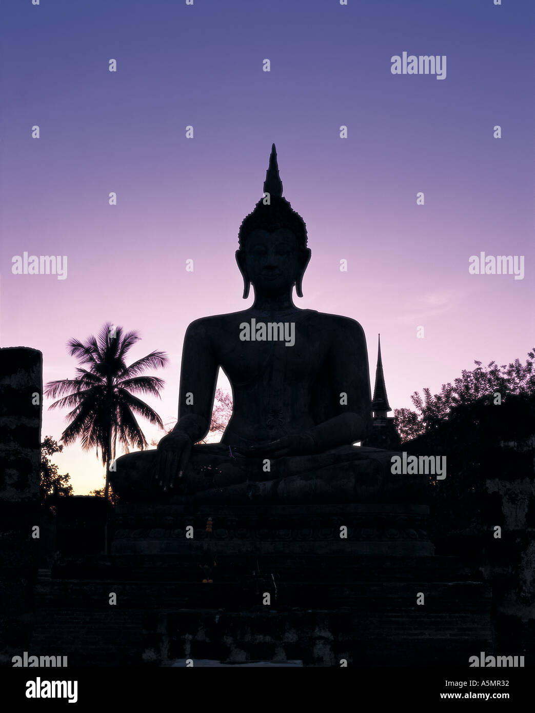 Statua di Buddha a sunset Wat Mahathat Sukothai Thailandia Foto Stock