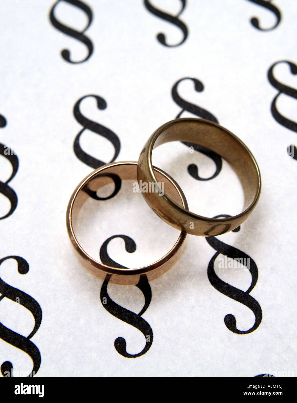 Symbolbild Eheringe Ehegesetz und Paragraphen simbolico per il diritto matrimoniale Bil Foto Stock