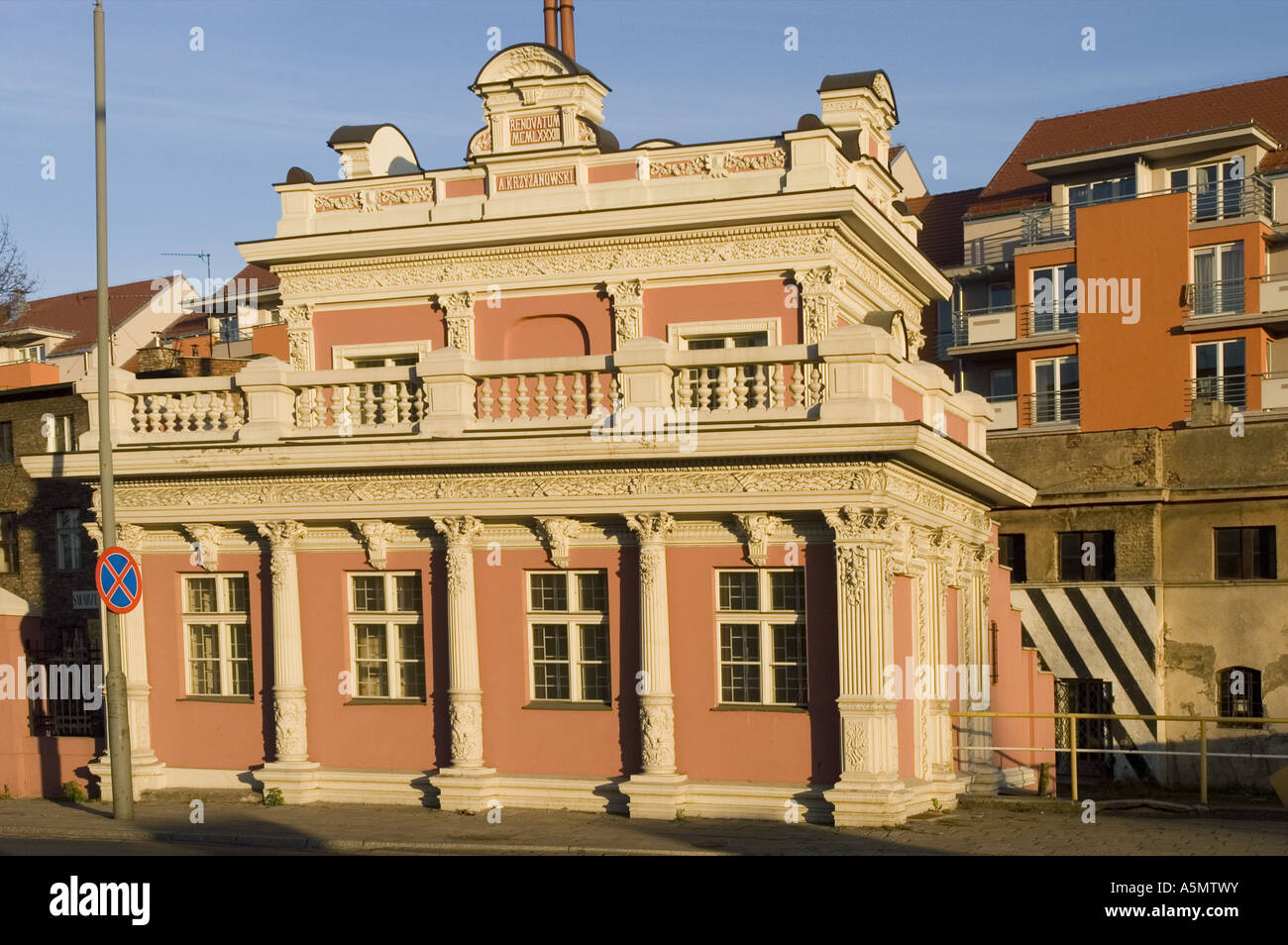 Rosa neo classico edificio sulla strada Garbary a Poznan, Polonia Foto Stock