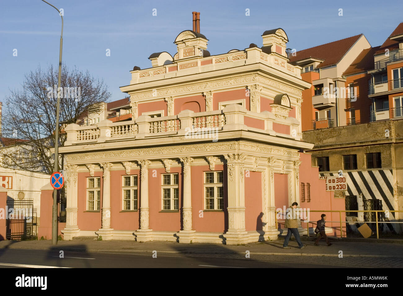 Rosa neo classico edificio sulla strada Garbary a Poznan, Polonia Foto Stock