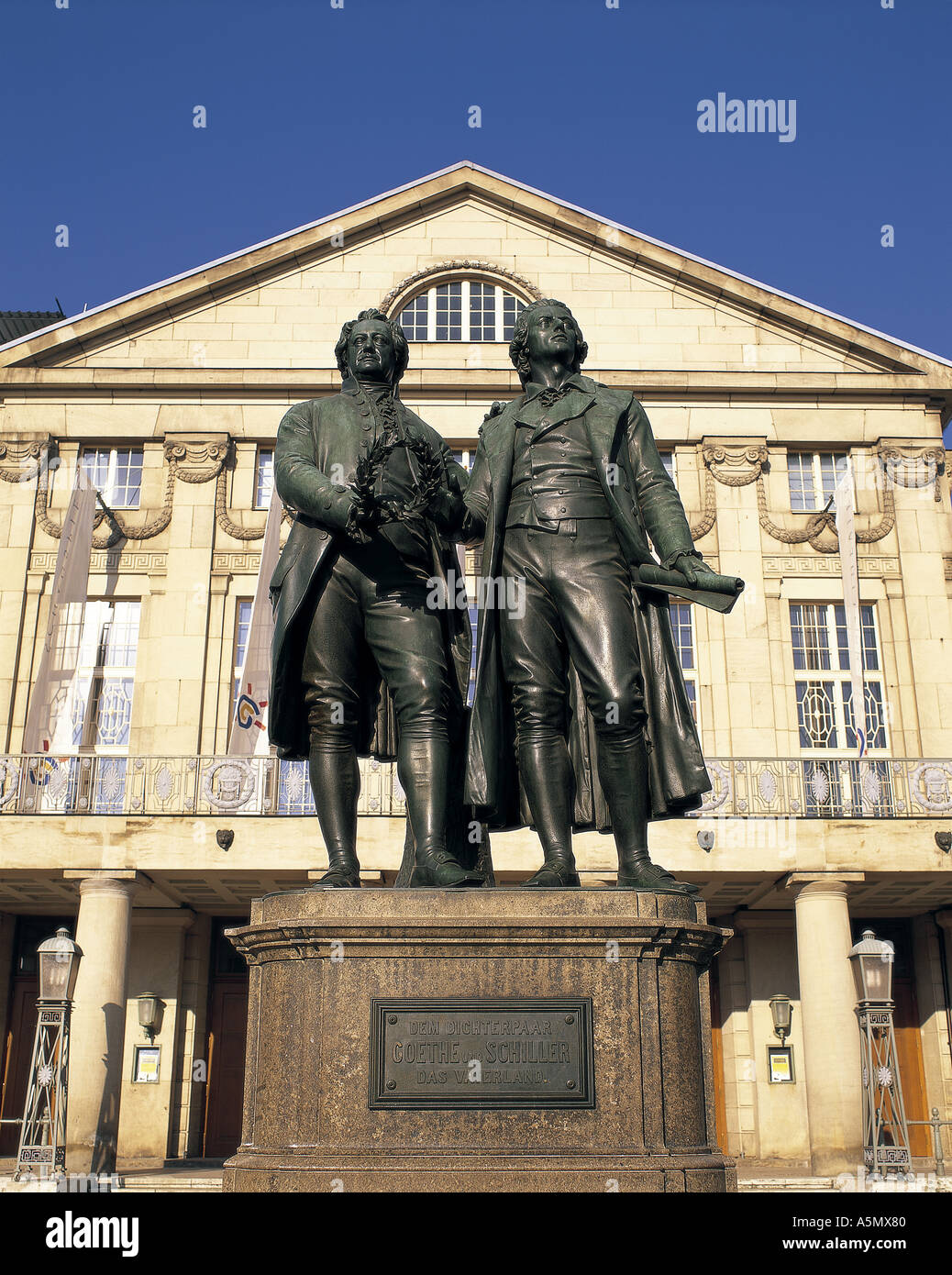 Statua di Goethe e Schiller nella parte anteriore del German National Theatre Weimar in Germania Foto Stock