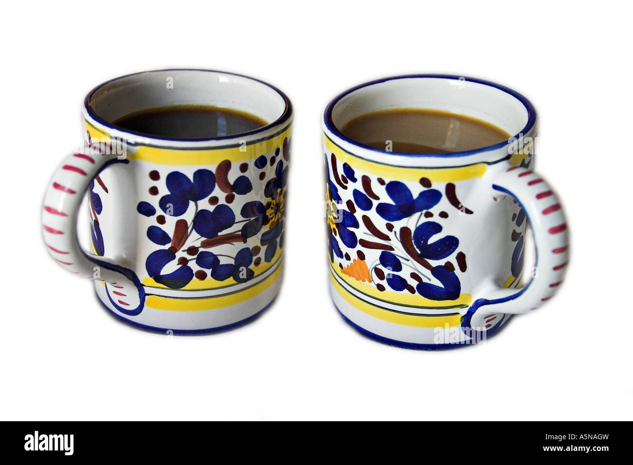 Bianco e Nero due altamente decorato tazze di caffè uno nero e uno con crema di ritaglio Foto Stock