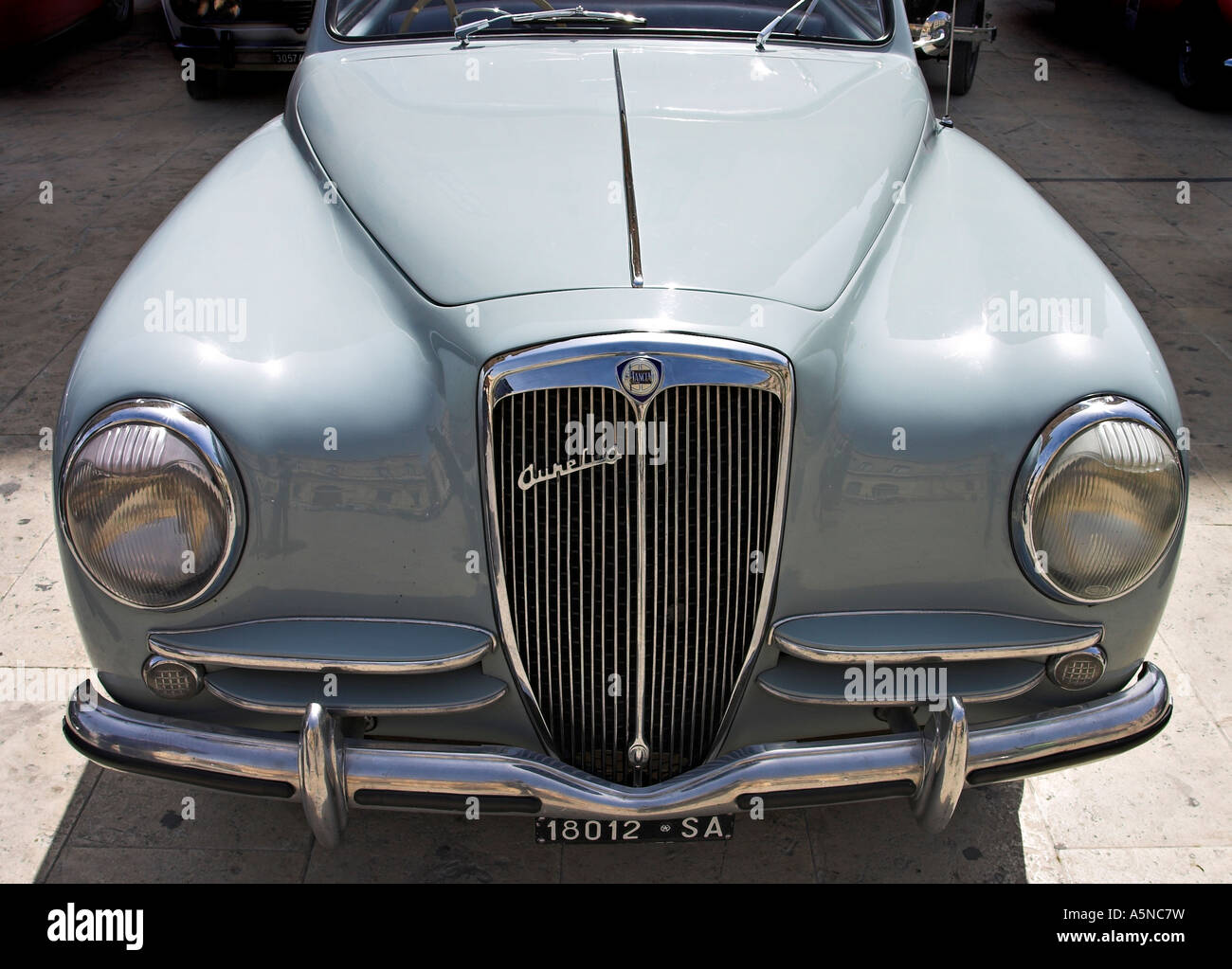 Mostra AUTO le luci cofano il paraurti e la griglia di una luce verde lancia Aurlia automobile Foto Stock