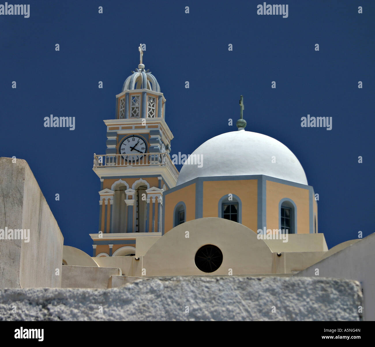 Clocktower una torre e una cupola colori pastello contro un cielo blu Fira Santorini Grecia Foto Stock