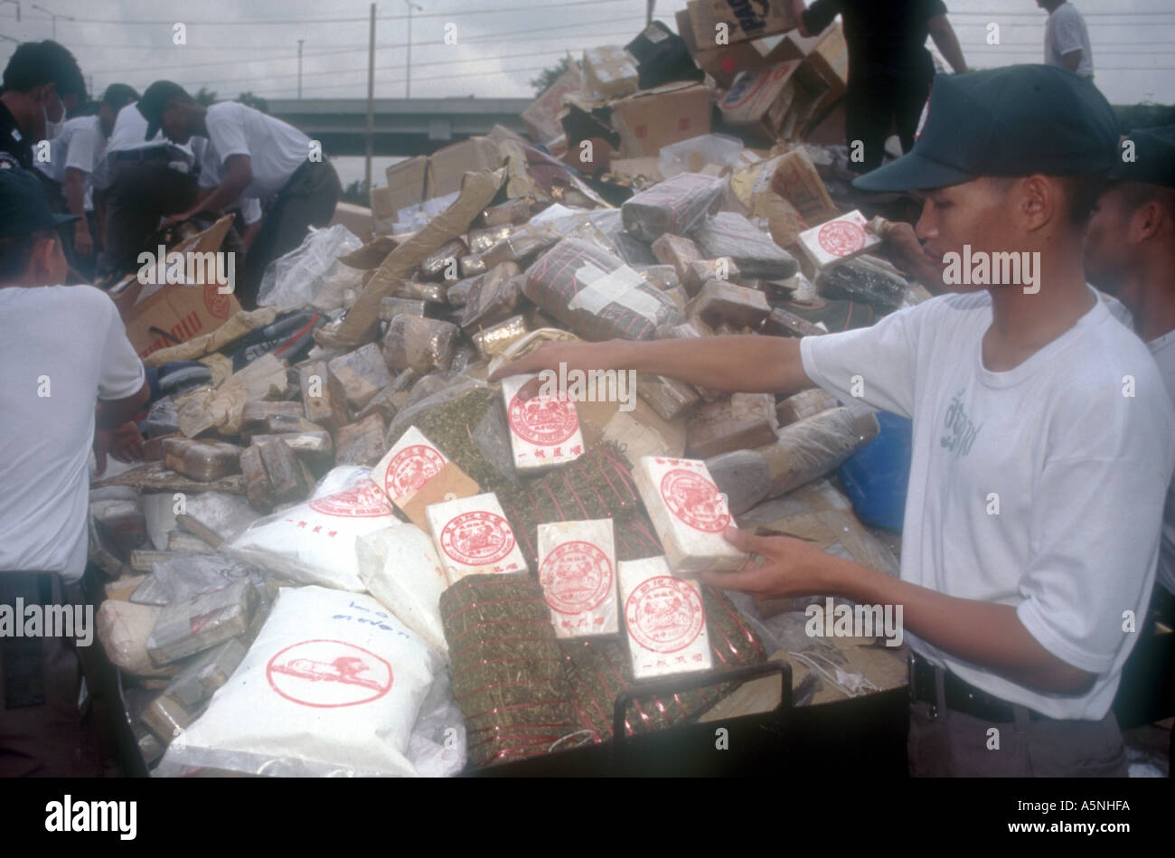 Masterizzazione di polizia sequestro di droghe illegali in Dan White Thailandia Foto Stock