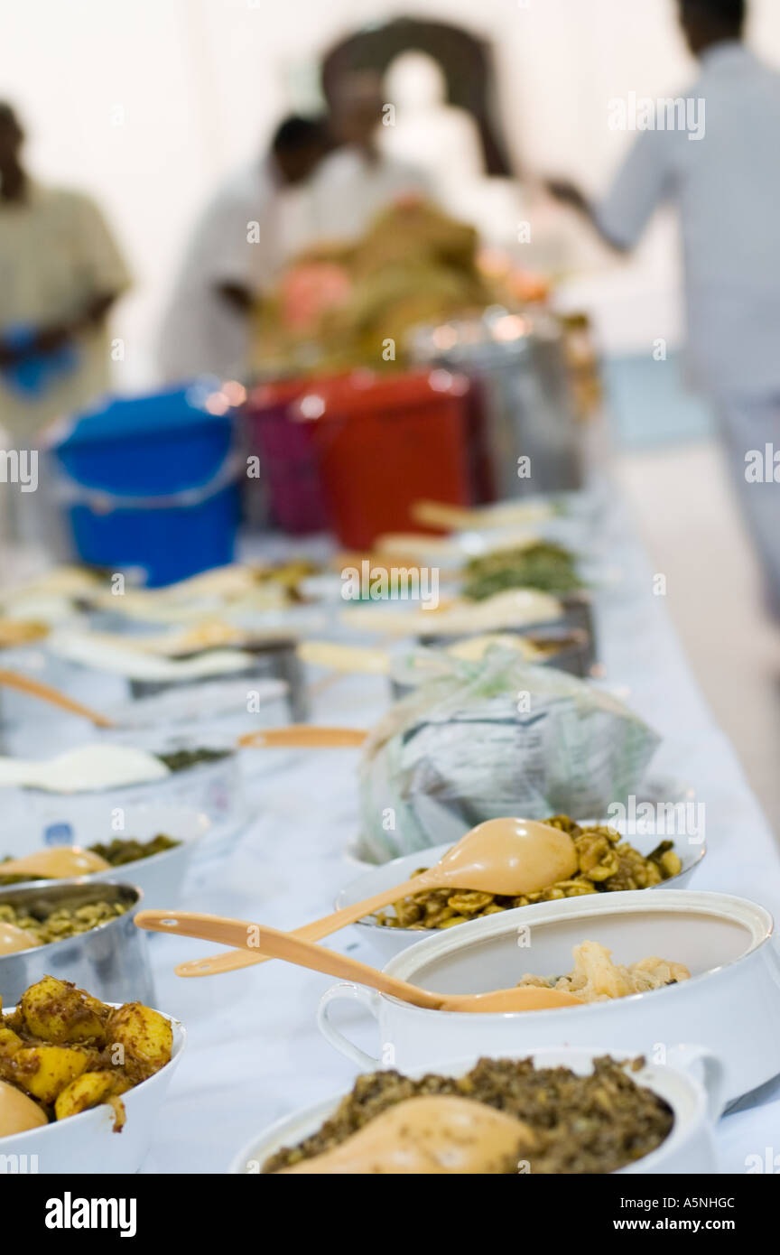 Il cibo è preparato per i monaci buddisti pasto di mezzogiorno Foto Stock