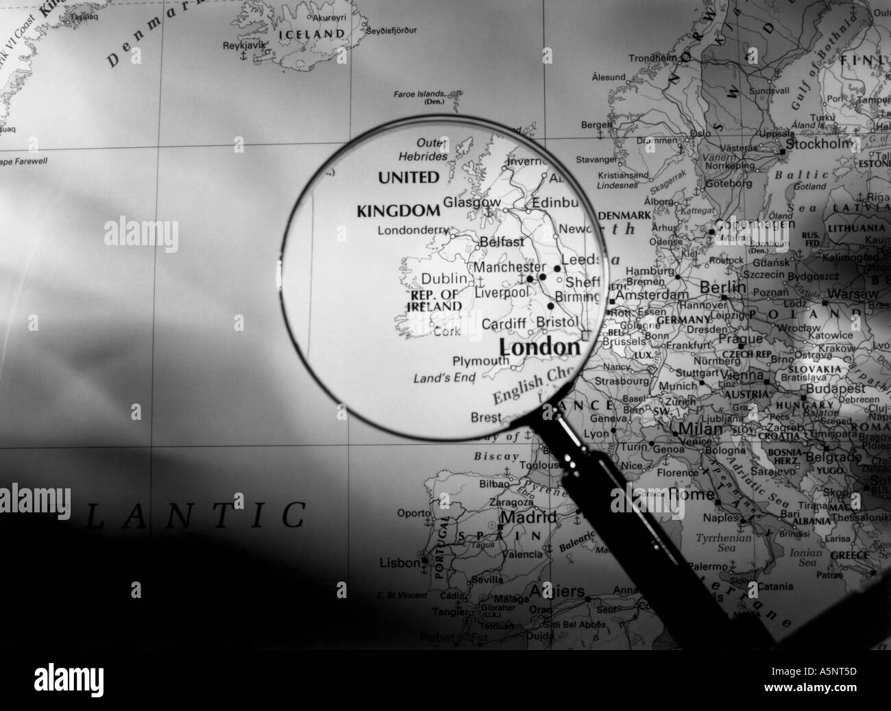 Una mappa e lente di ingrandimento che mostra il Regno Unito Foto Stock