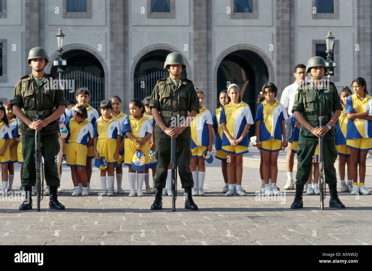 I bambini e i soldati alla cerimonia presso Plaza de los Fundadores in San Luis Potosi, Messico Foto Stock
