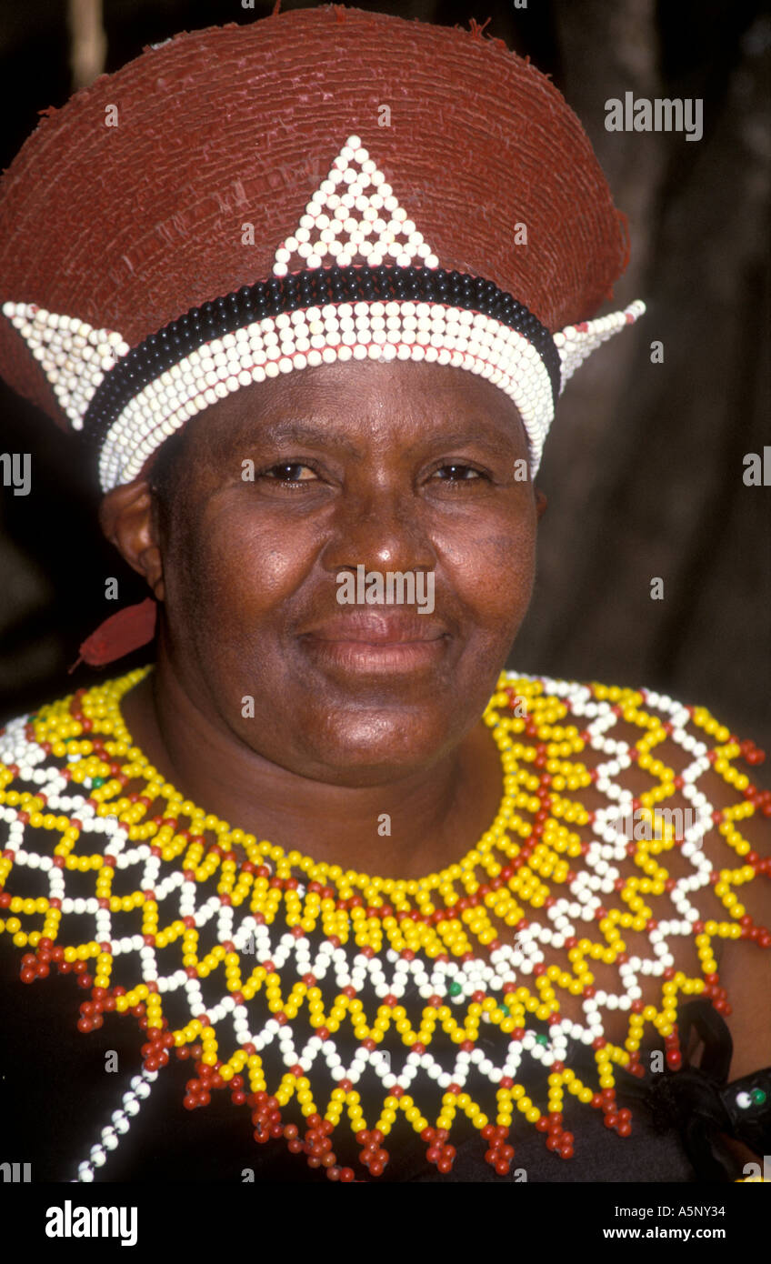 Testa e spalle in formato verticale ritratto della coppia tradizionale donna Zulu Natal in Sud Africa Foto Stock