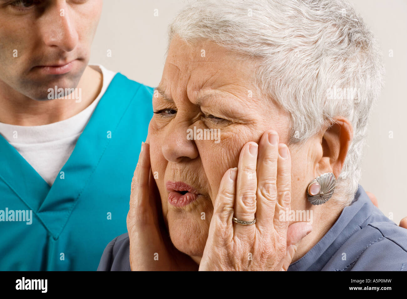 Senior Citizen donna ha un nuovo medico. Foto Stock