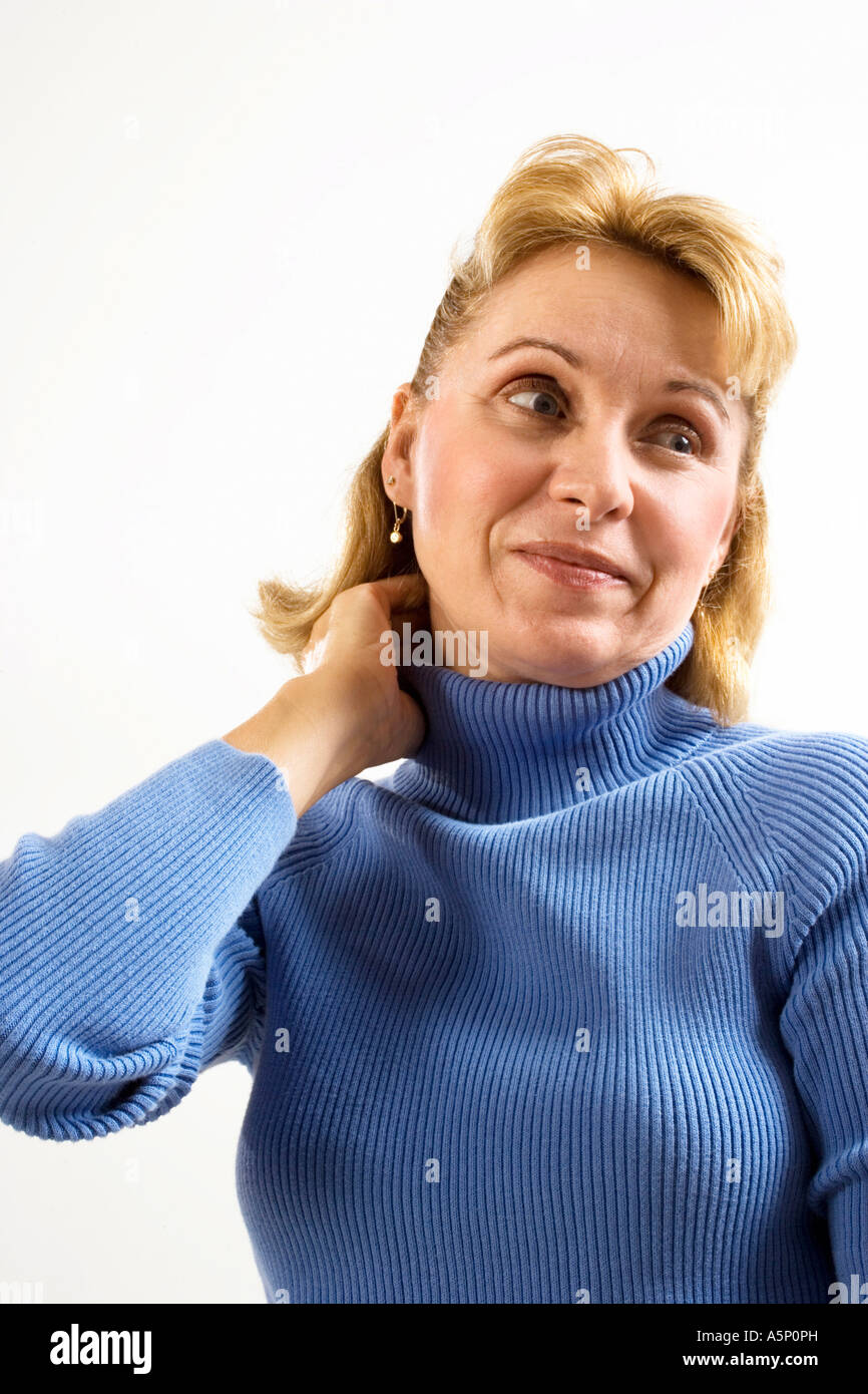 Una donna con il dolore al collo. Foto Stock