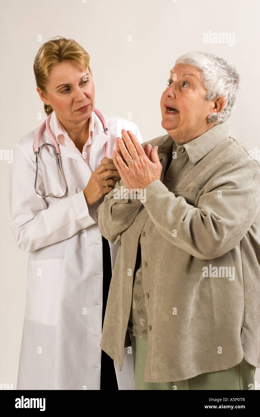 Medico inizia un esame. Il paziente deve avere fiducia nel medico. Foto Stock
