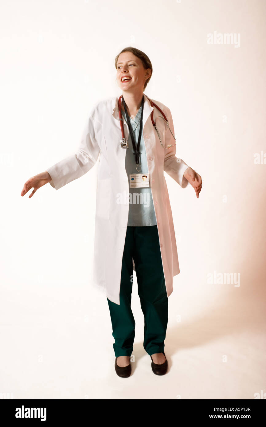 Corpo pieno ritratto di un medico di sesso femminile. Foto Stock