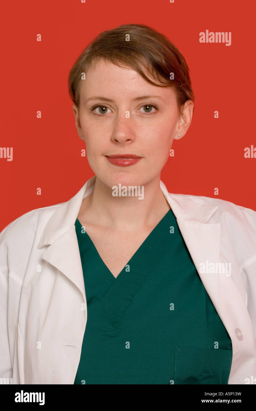 Femmina lavoratore medico su sfondo rosso Foto Stock