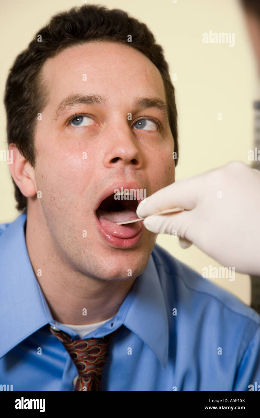 Durante un esame fisico, una gola (tessuto) campione è prelevato alla cultura. Foto Stock