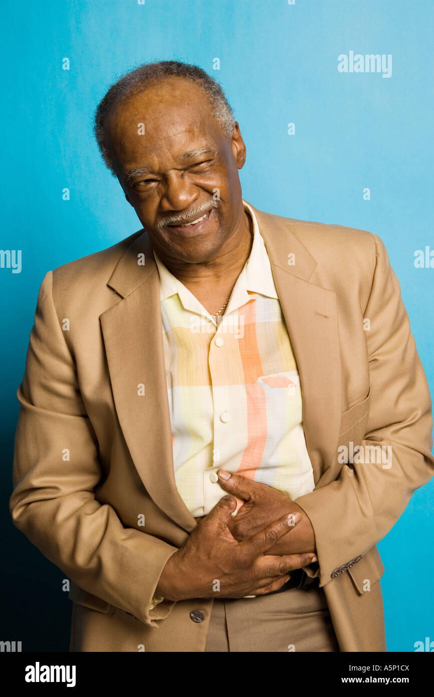 Maschio adulto con dolore addominale. Foto Stock