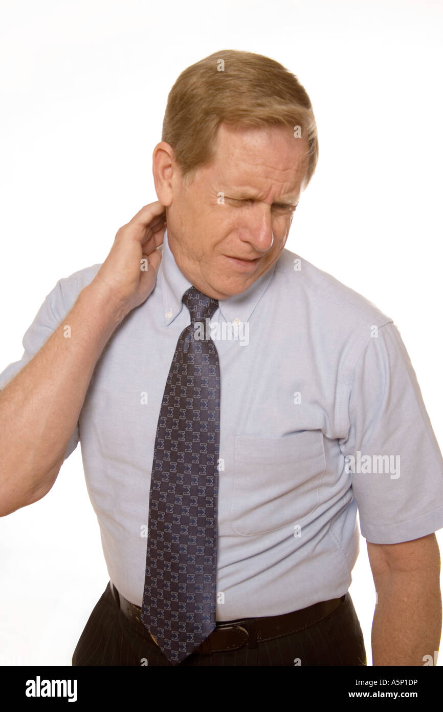 Uomo con dolore al collo strofinando il suo collo. Foto Stock