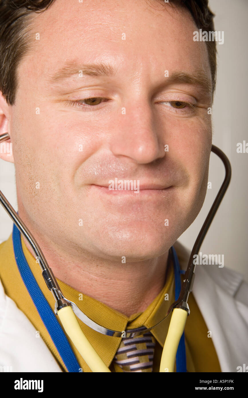 Close-up di un maschio caucausion medico ascolto di un paziente. heartbeat Foto Stock