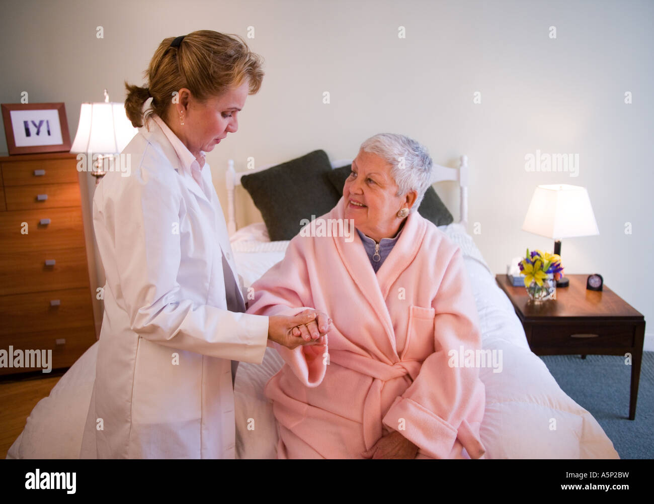 Home healthcare Nurse visita donna anziana a casa o nella sua camera presso la casa di cura. Foto Stock