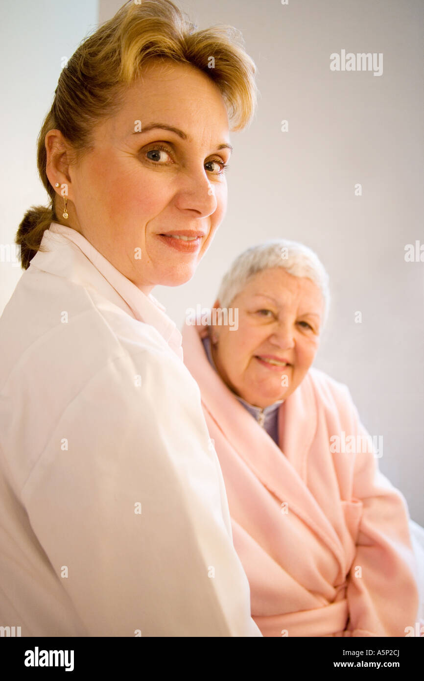 Home healthcare visitare infermiera controlli sulla salute e il benessere di un client. Foto Stock